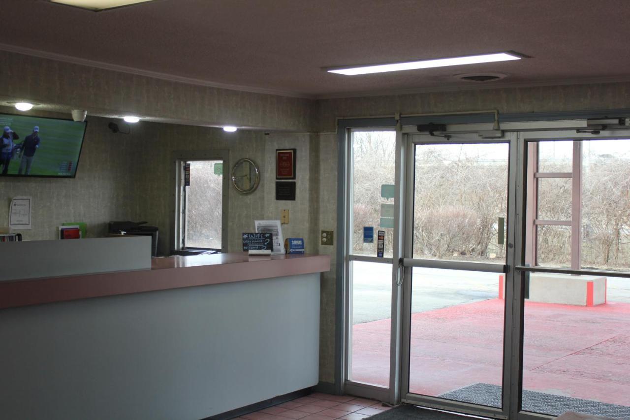 Red Carpet Inn - Louisville Exterior photo